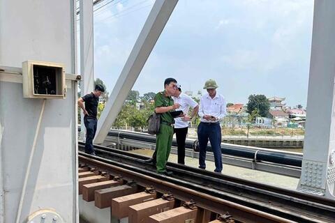 Sà lan đâm cầu Ghềnh: Đường sắt Bắc - Nam tê liệt, khẩn trương chuyển tải khách bằng ô tô