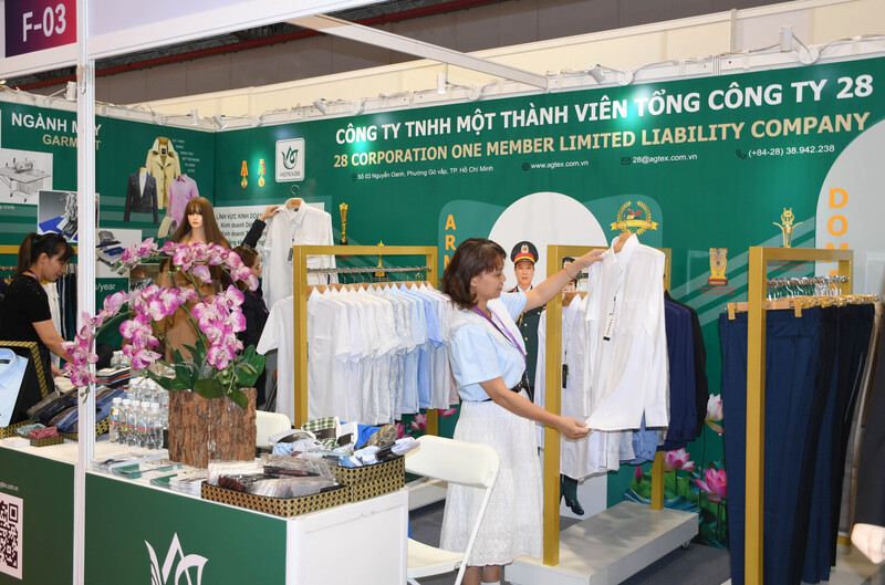 Gian hàng trưng bày, giới thiệu sản phẩm của doanh nghiệp Việt Nam tại Asia Fashion (Viet Nam) Show 2025. Ảnh: Minh Khuê.