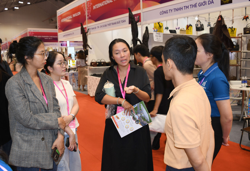 Doanh nghiệp kết nối giao thương tại Asia Fashion (Viet Nam) Show 2025. Ảnh: Minh Khuê.