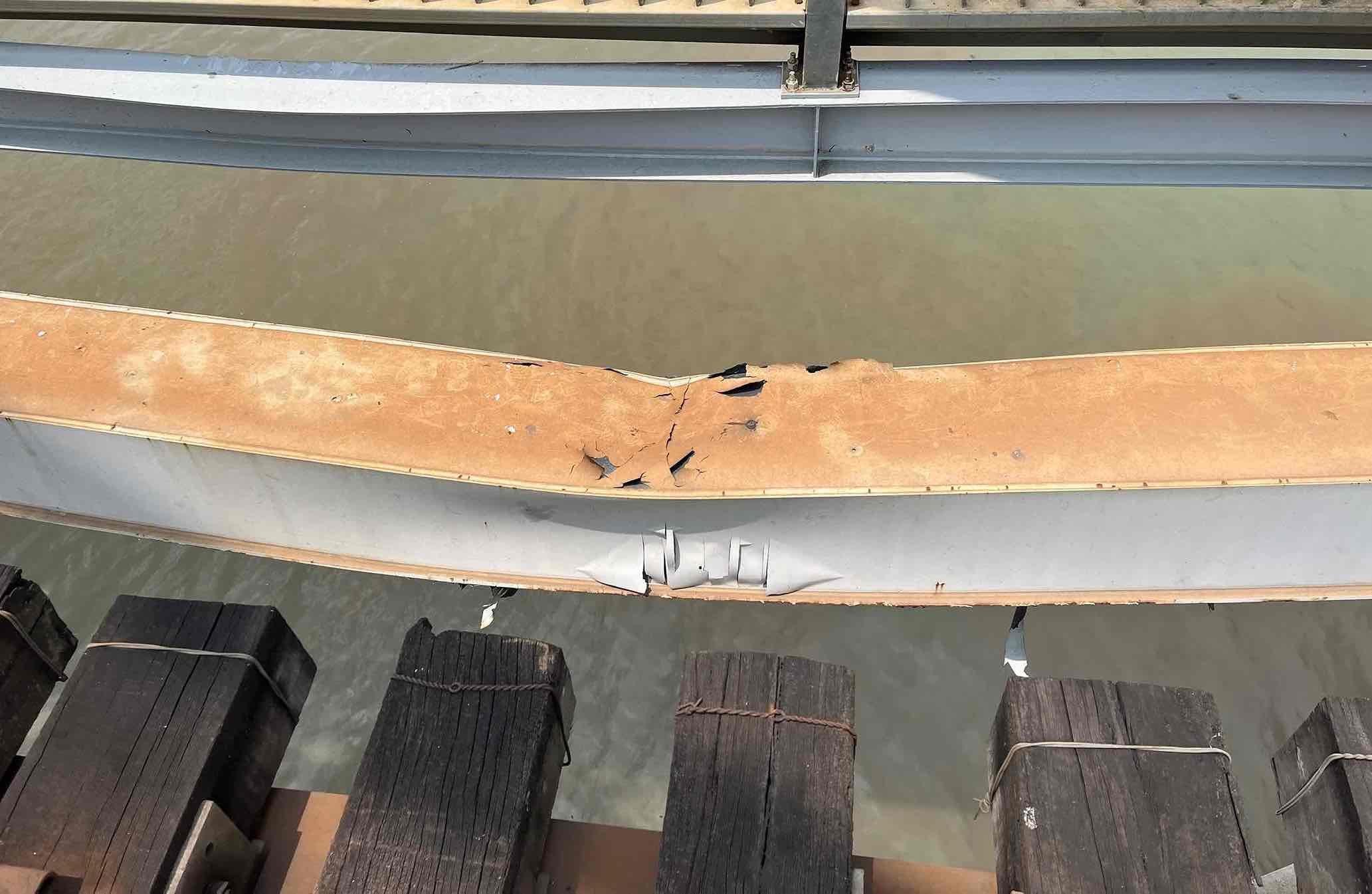 Vụ va chạm khiến cầu Ghềnh bị hư hỏng. Ảnh: HAC