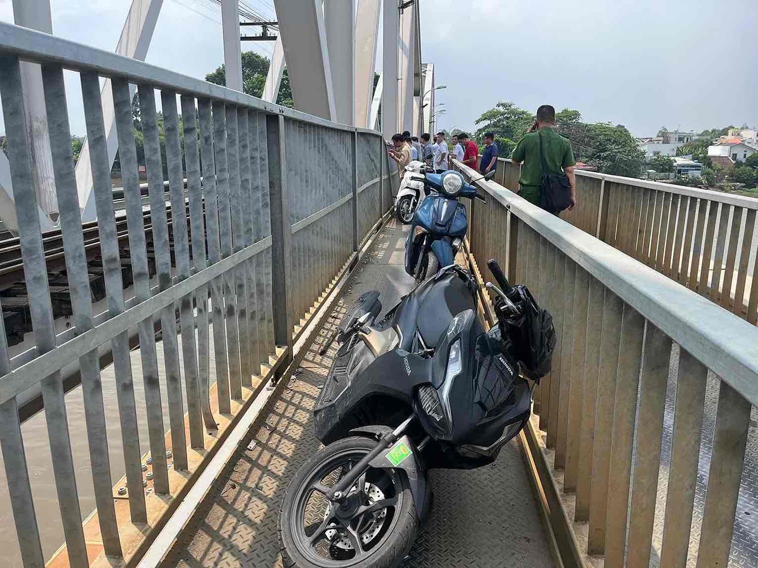 Xe máy tại hiện trường bị hư hỏng. Ảnh: HAC